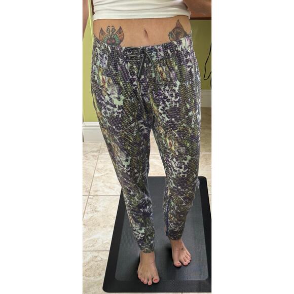 Lululemon jet crop luxtreme 6 pants joggers Floral Sport Backdrop Iris Flower - Picture 1 of 8